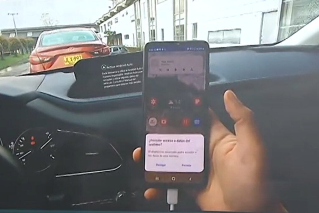 Carga de celular en el auto