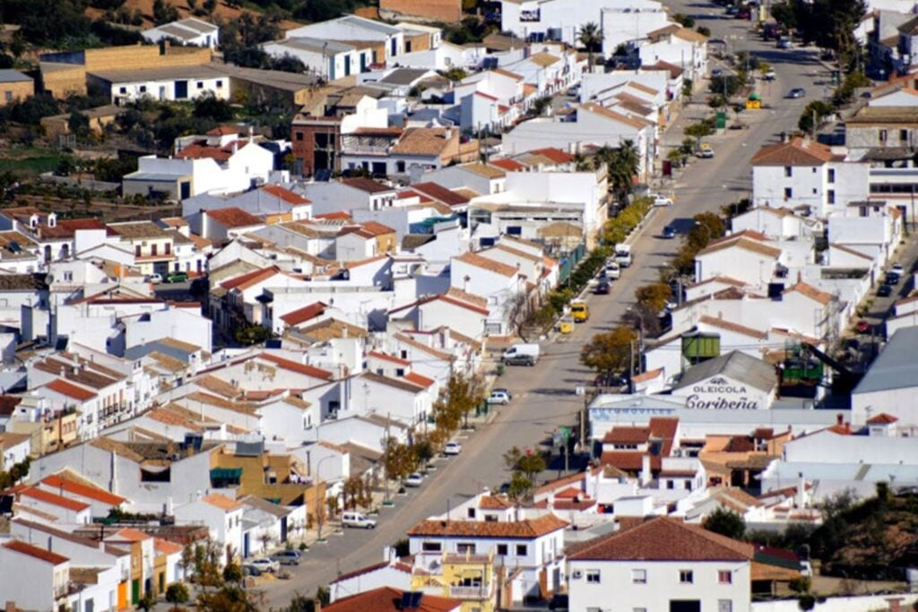 Pueblo España pide vecinos