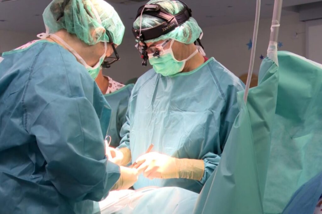 Primer implante cardíaco intracorpóreo en un niño