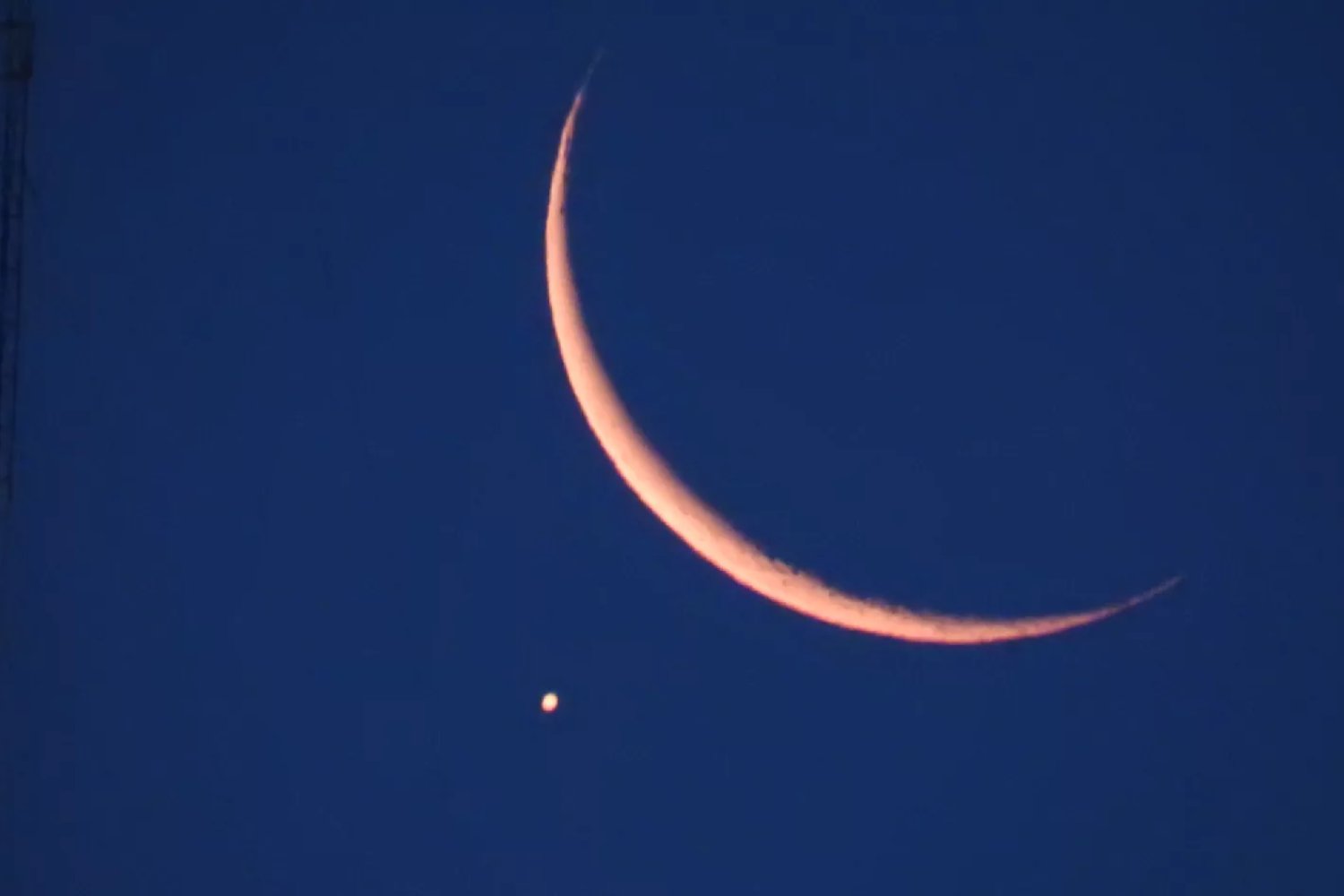 Mira al cielo: dos planetas se acercarán a la Luna en un espectáculo único