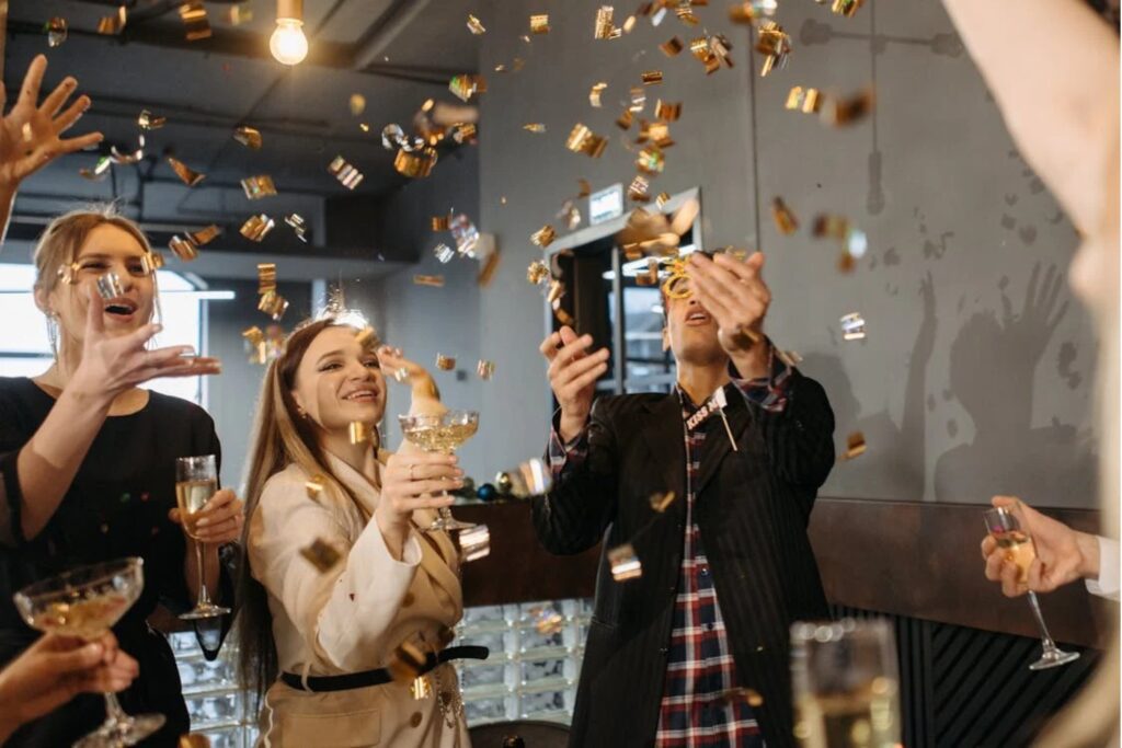 Lo que debes hacer al brindar este 31 de diciembre para atraer el éxito en 2025