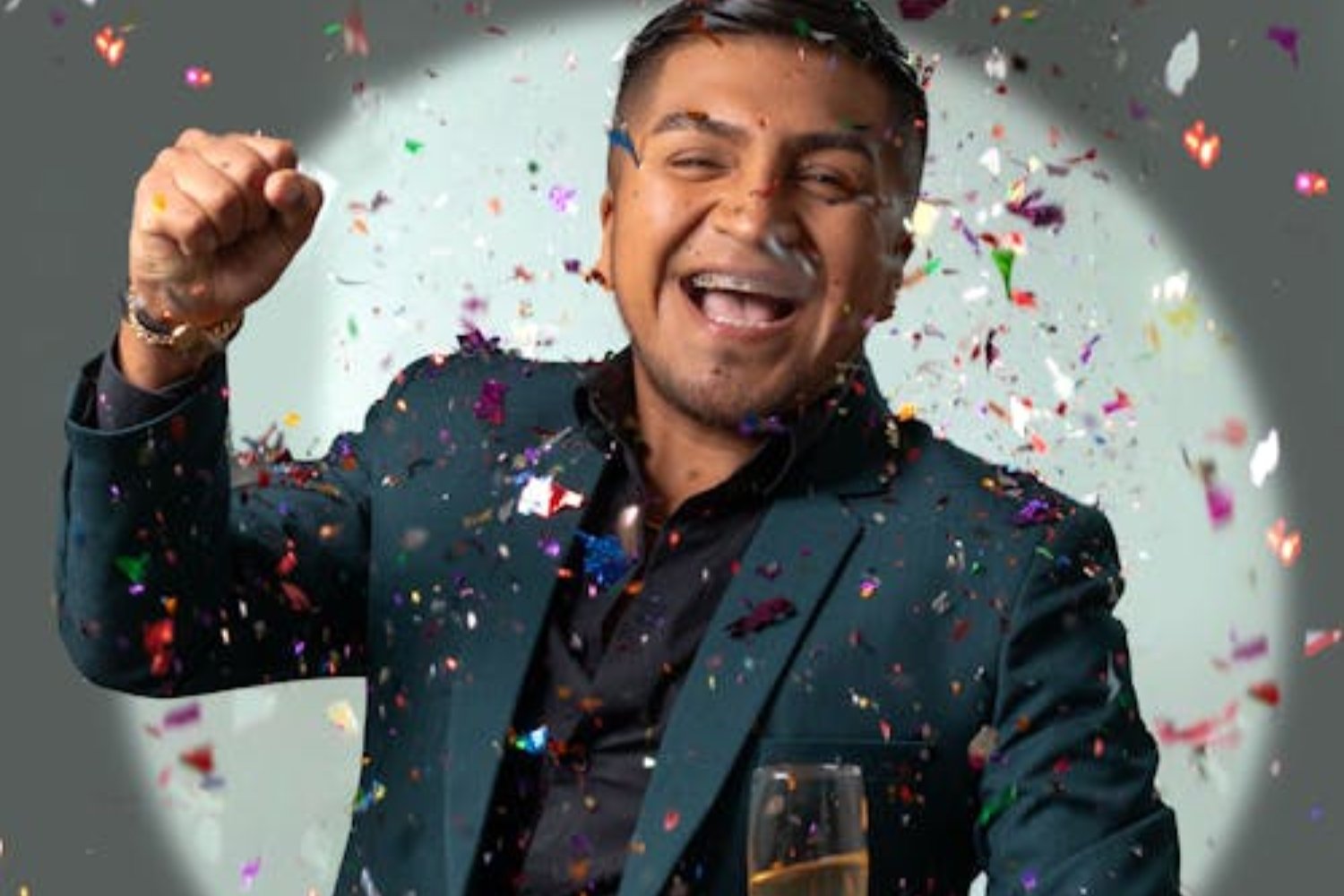 Lo que debes hacer al brindar este 31 de diciembre para atraer el éxito en 2025