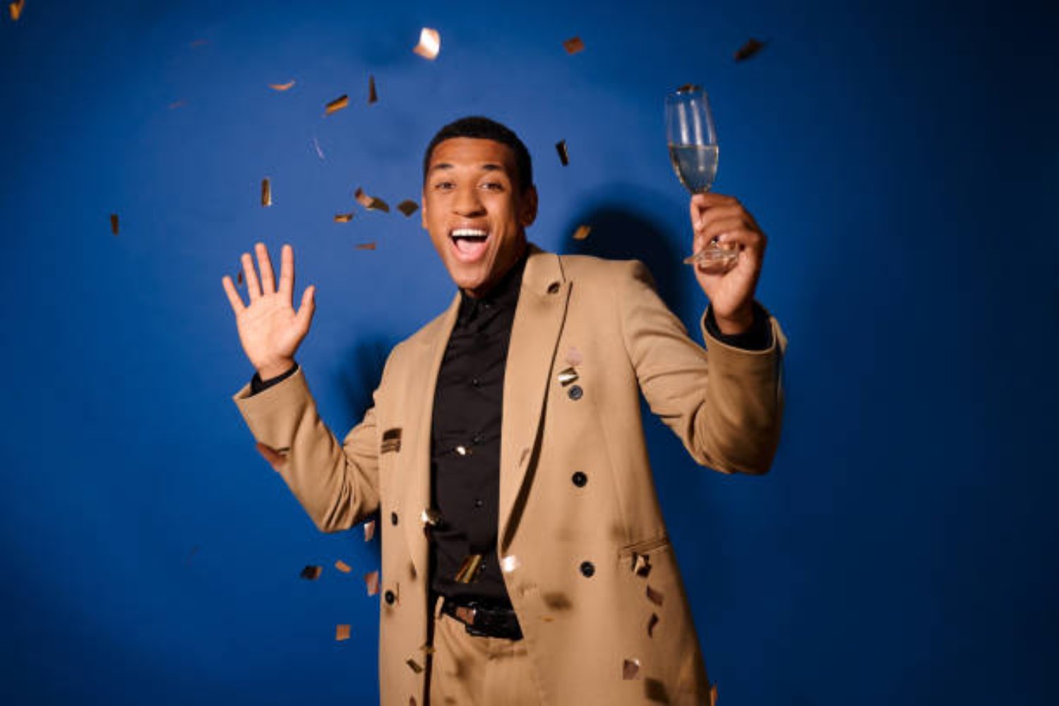 Lo que debes hacer al brindar este 31 de diciembre para atraer el éxito en 2025