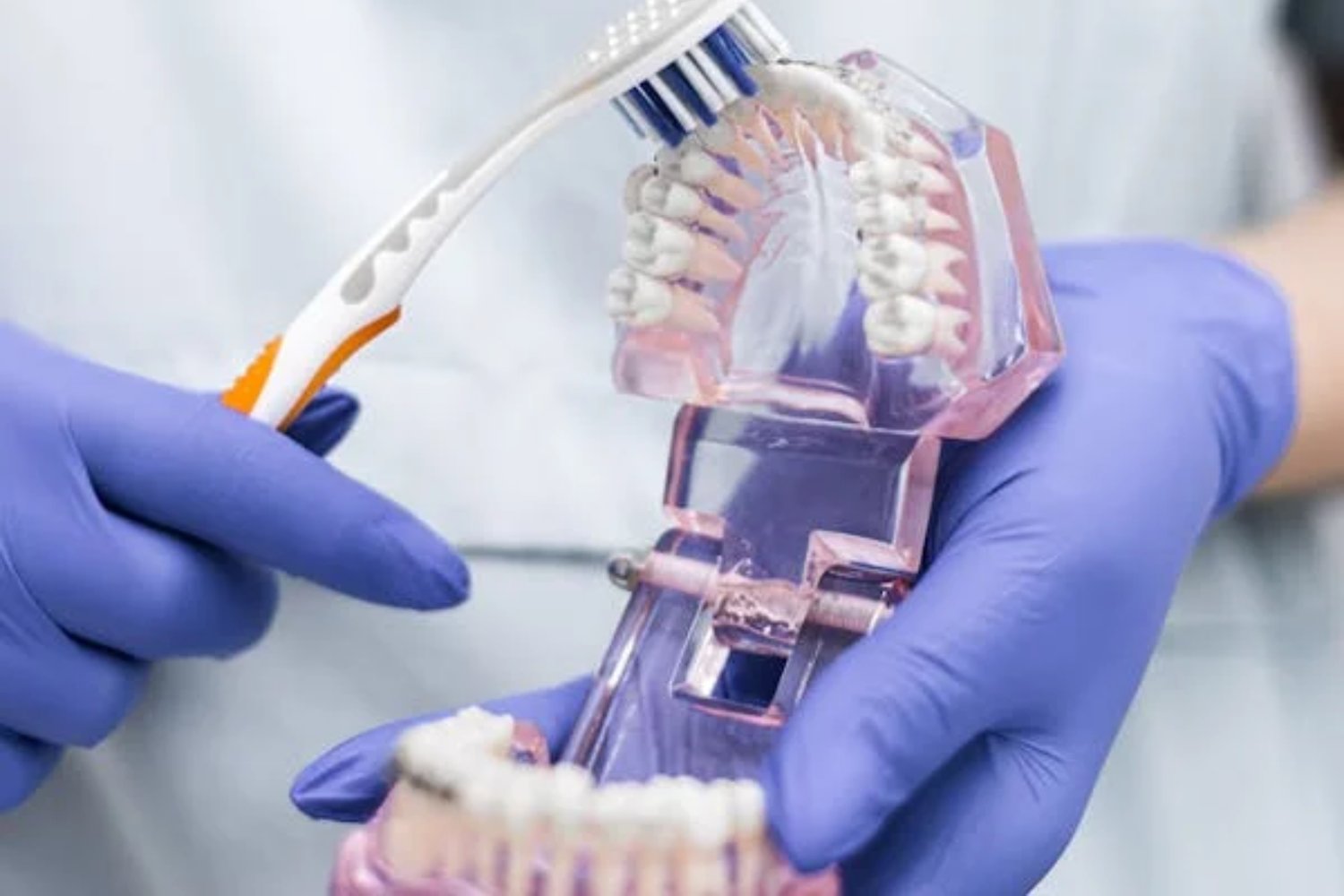 El error más común al lavarnos los dientes que podría dañar el esmalte