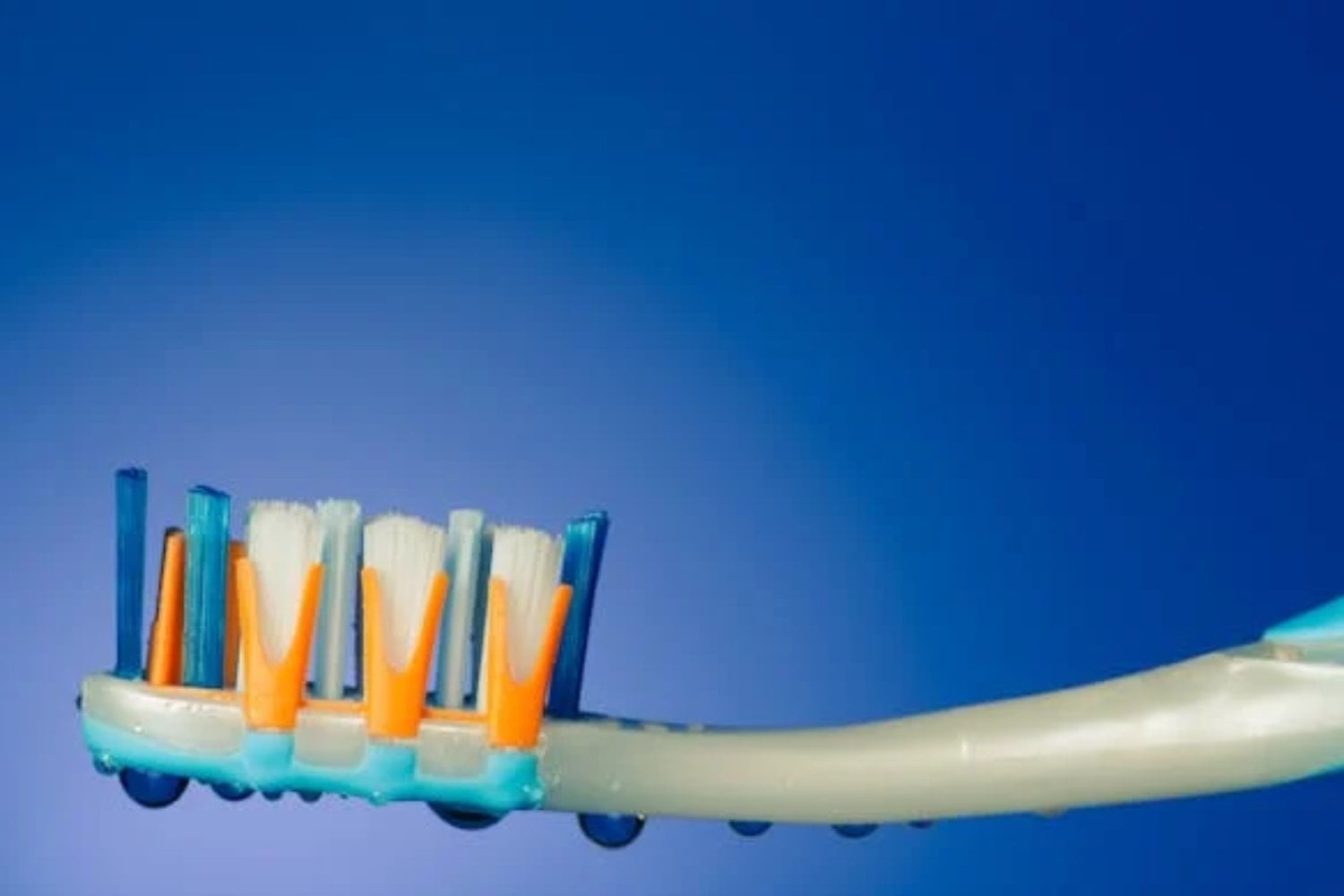 El error más común al lavarnos los dientes que podría dañar el esmalte