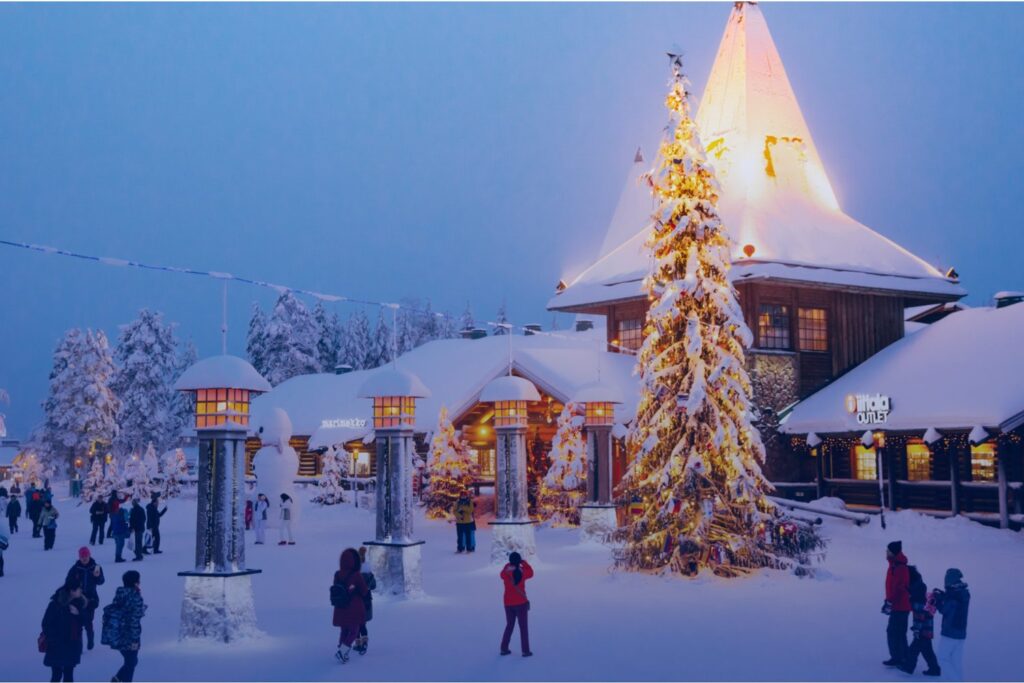 El turismo masivo en el pueblo de Papá Noel preocupa a los habitantes de Finlandia