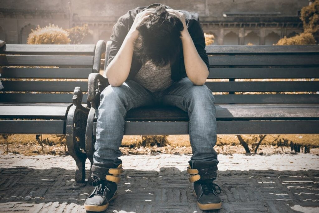 De la crisis de los 40 a la desesperación juvenil: la infelicidad que redefine la curva de la felicidad
