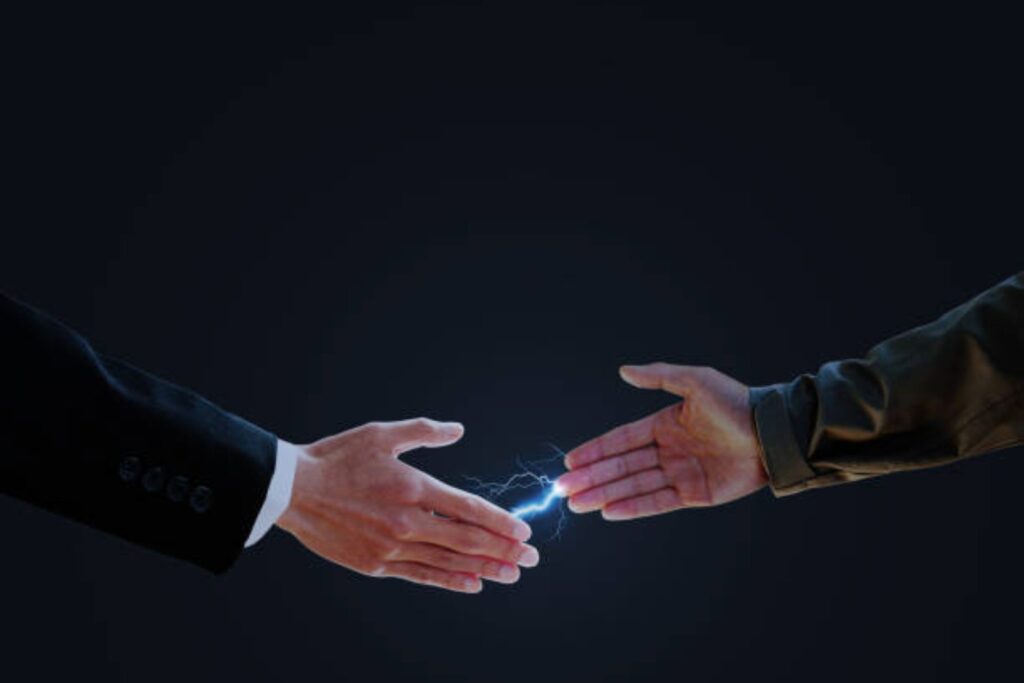 descarga eléctrica entre personas ciencia