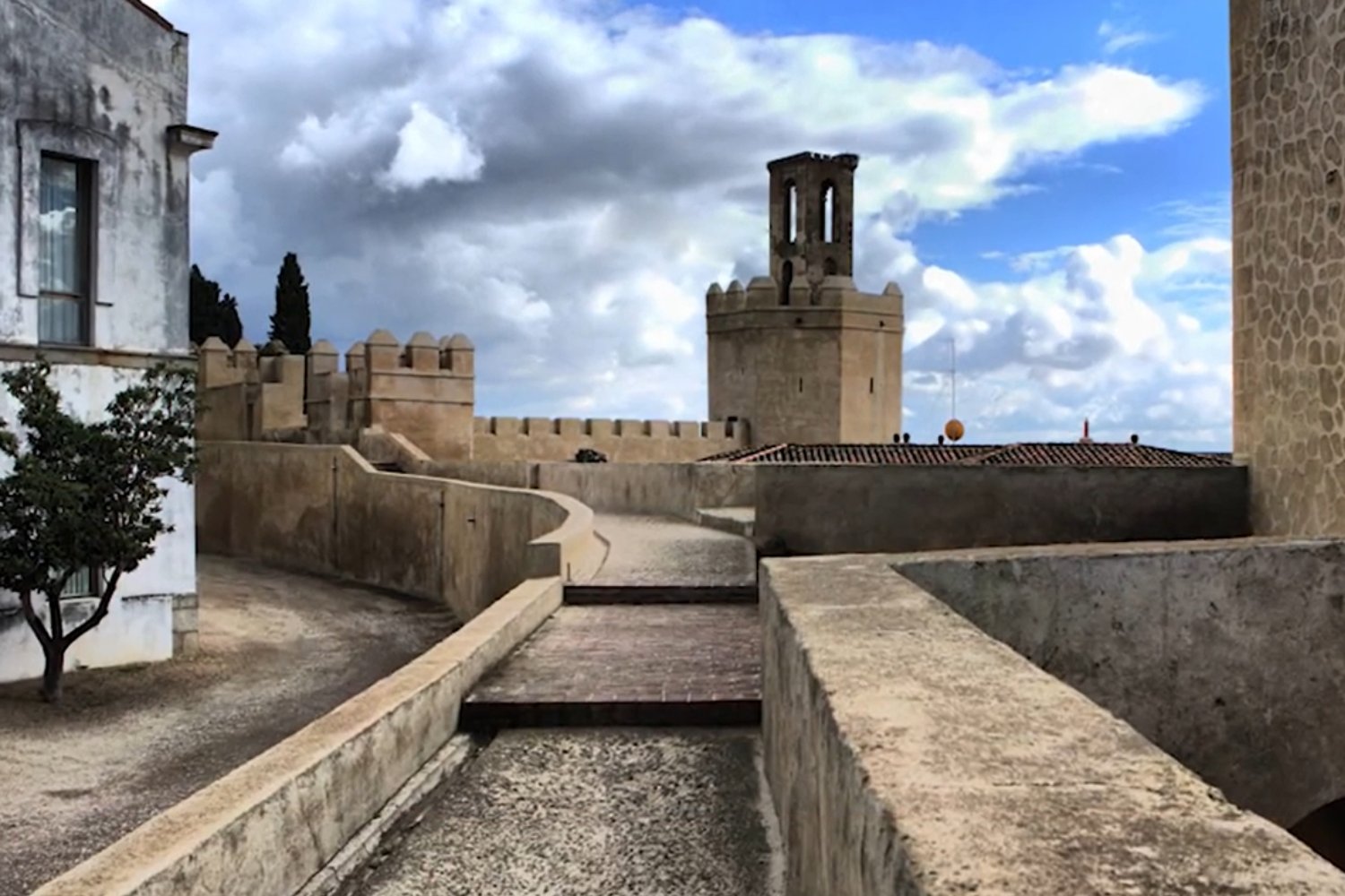 La Alcazaba de Badajoz, La muralla más extensa de Europa
