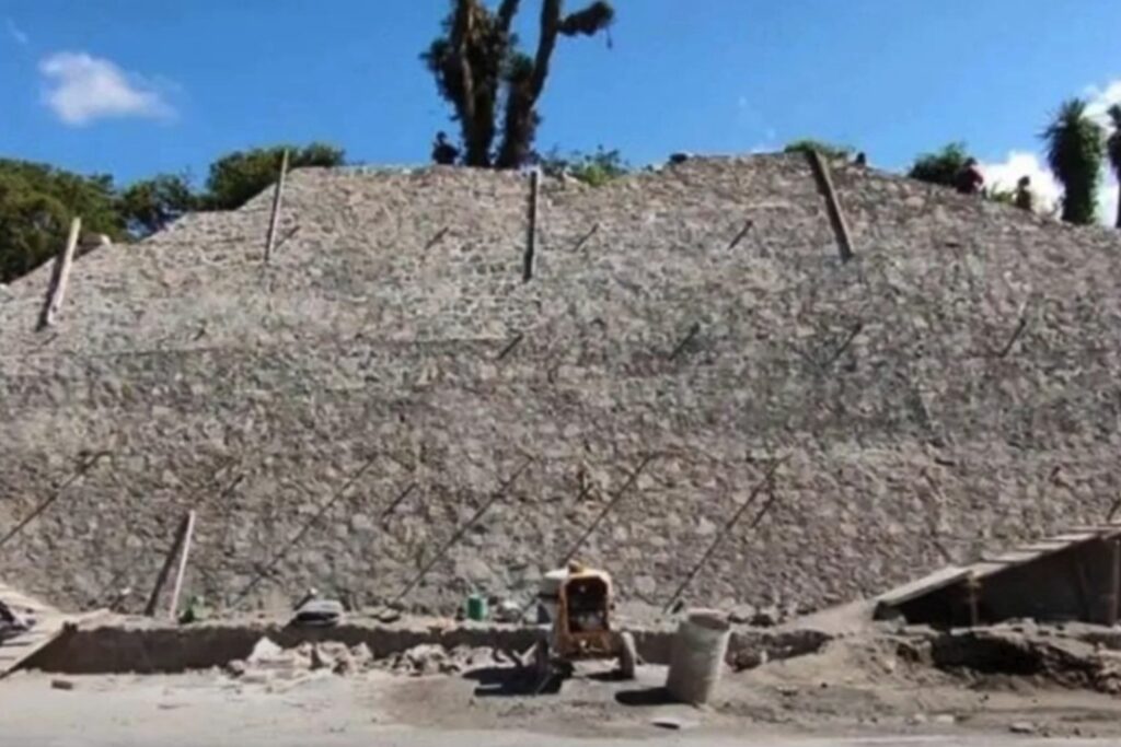Piramide Descubierta En Carreterea De Mexico