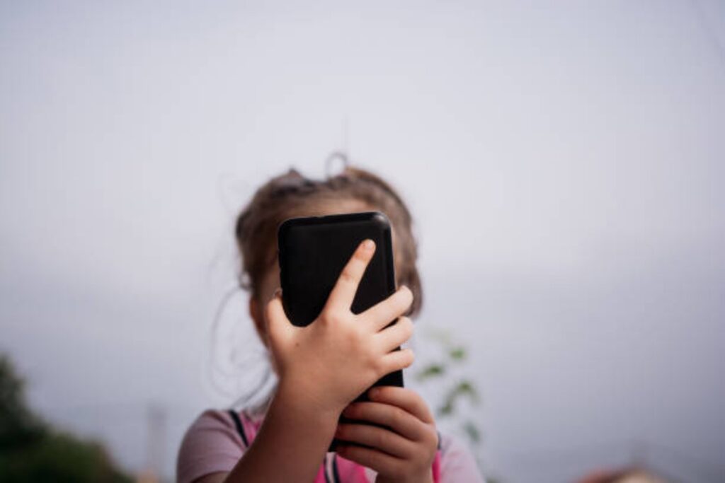 ¿Por qué evitar subir fotos de tus hijos a las redes sociales?