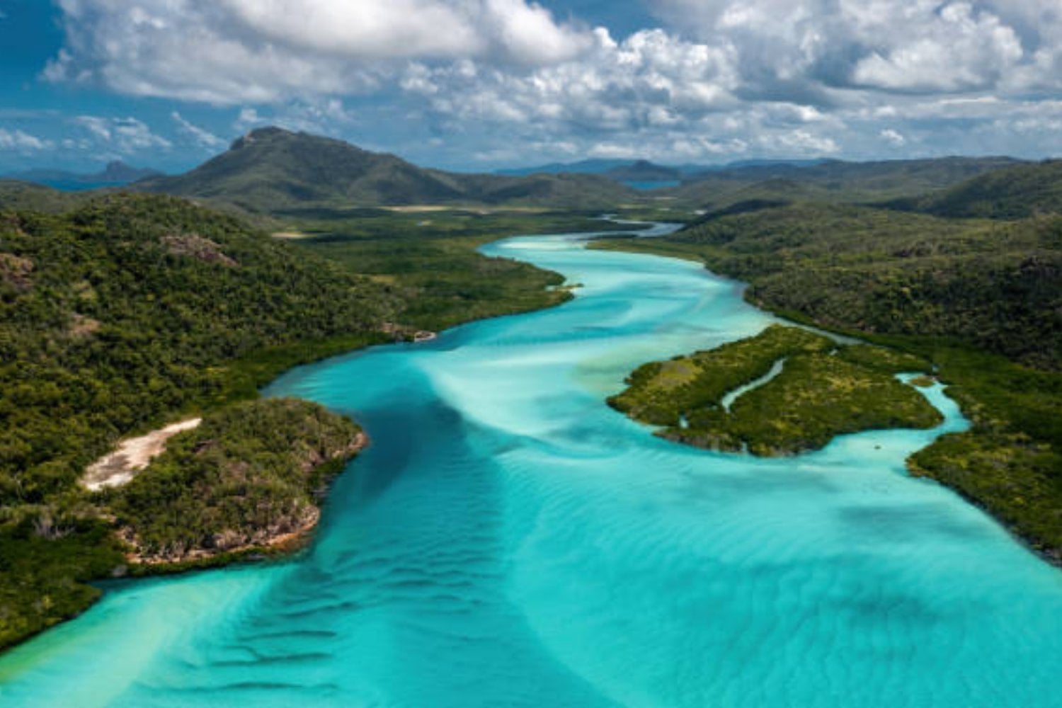 El país más pacífico del mundo con playas paradisíacas y una maravilla natural única