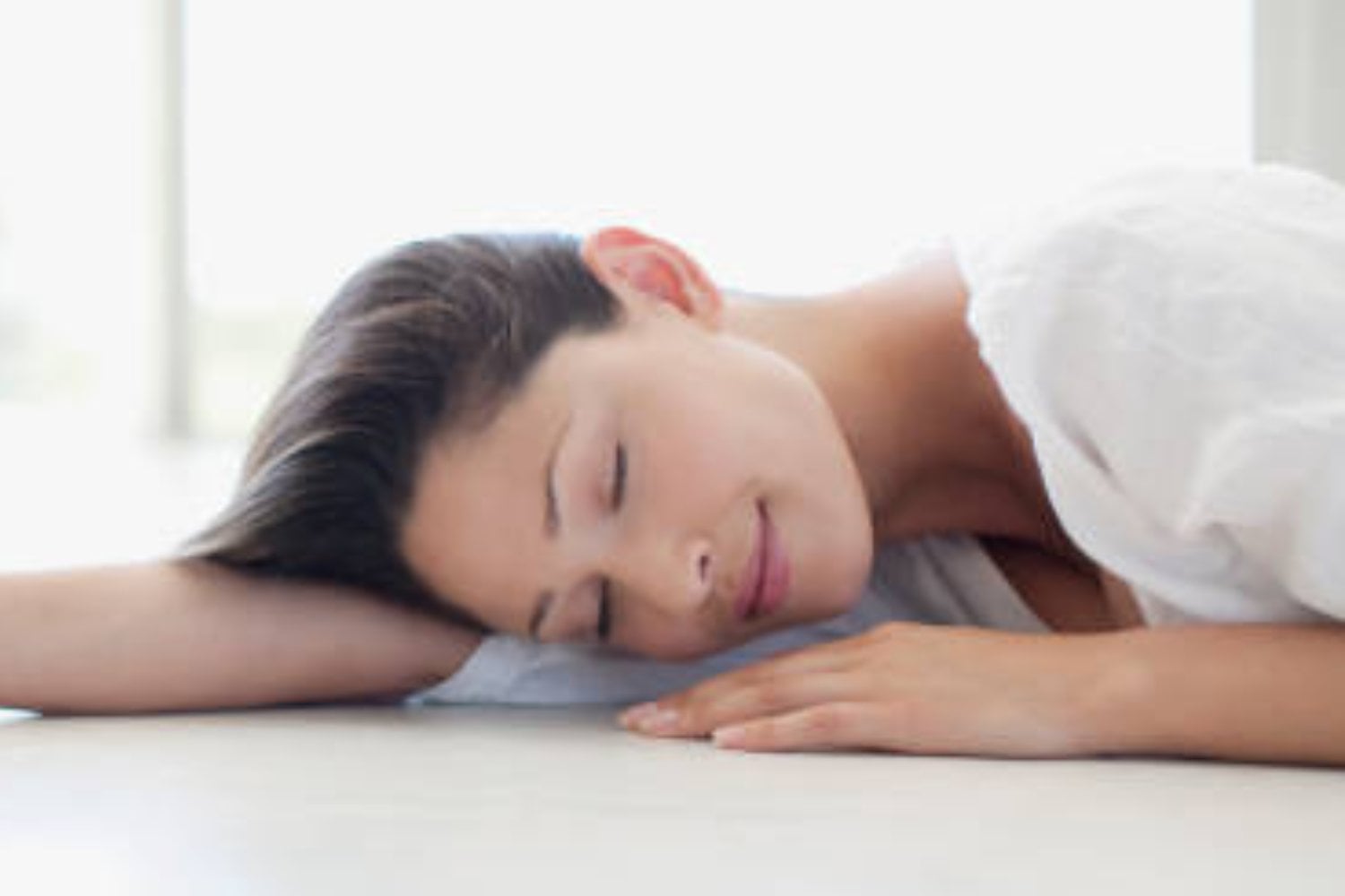 Cómo mejora nuestra vida al dormir en el piso: Lo dice la psicología