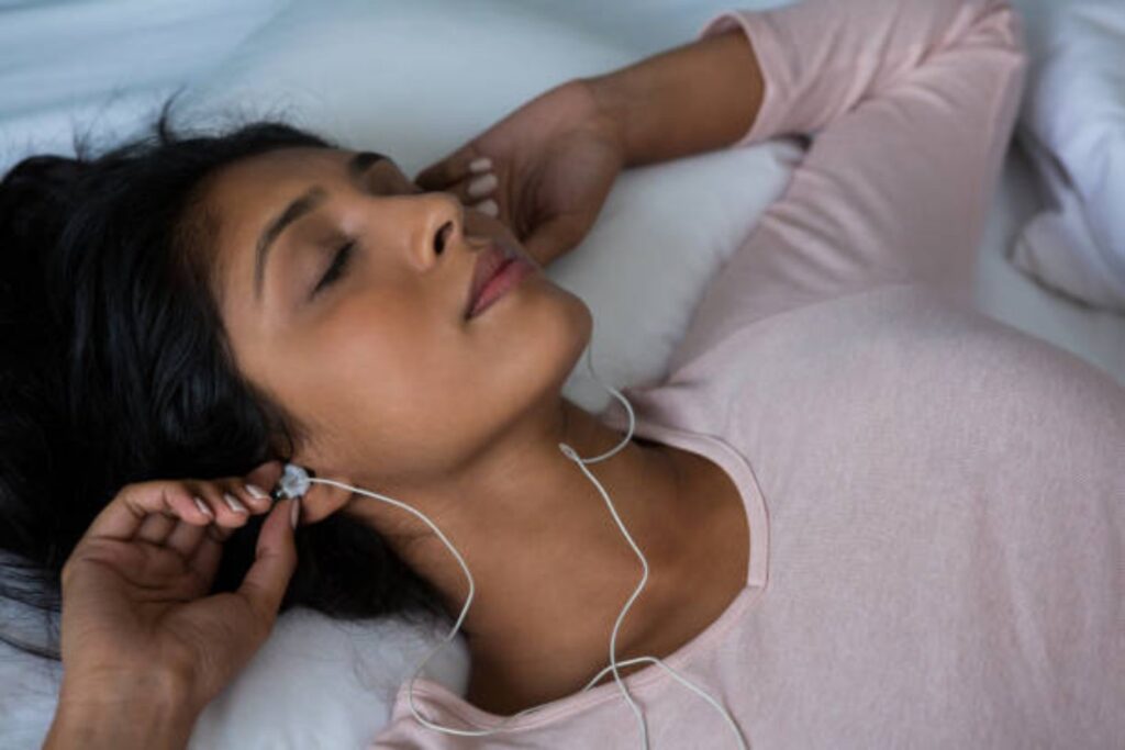 Cómo combatir el insomnio con canciones: descubre la lista ideal para dormir