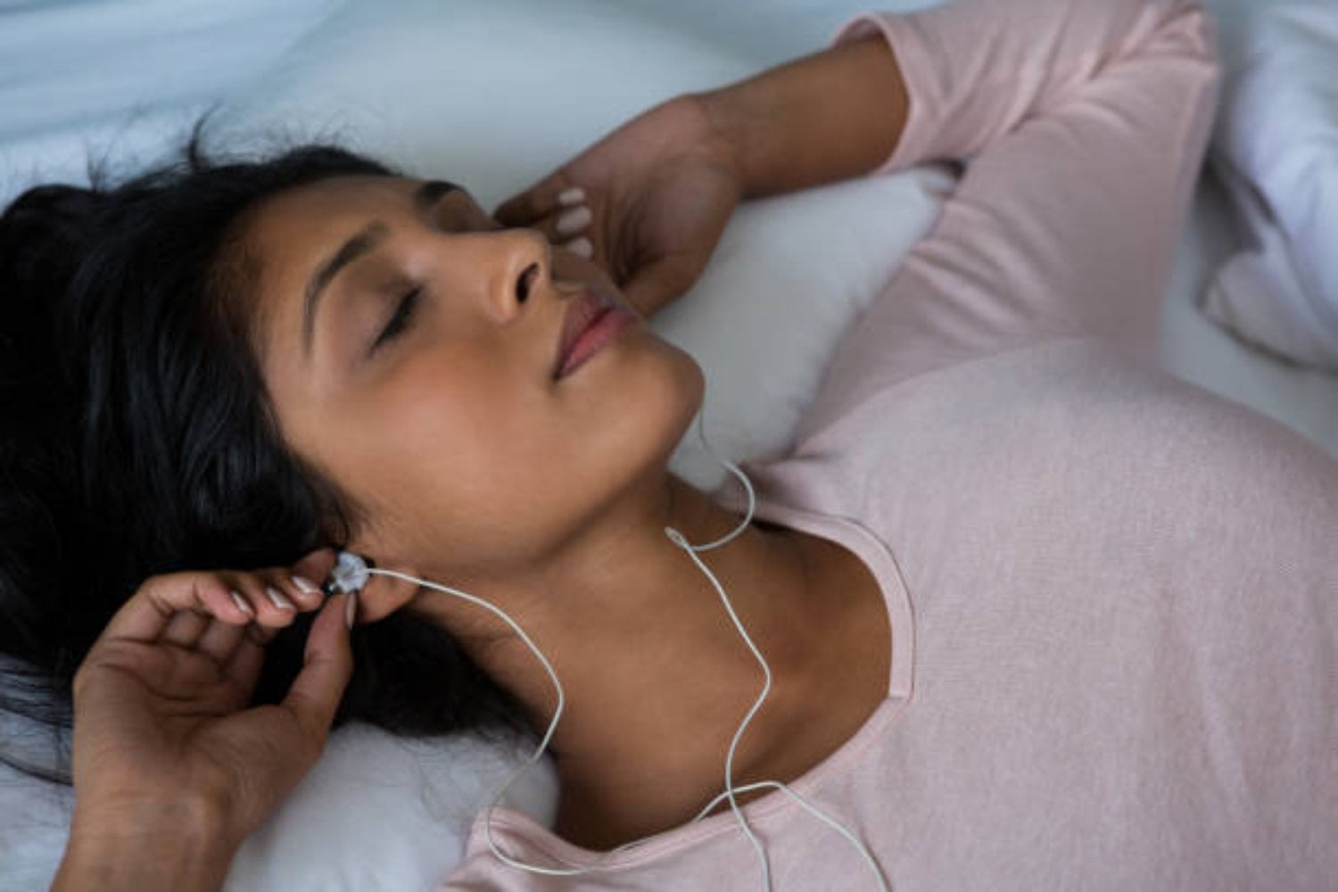 Cómo combatir el insomnio con canciones: descubre la lista ideal para dormir