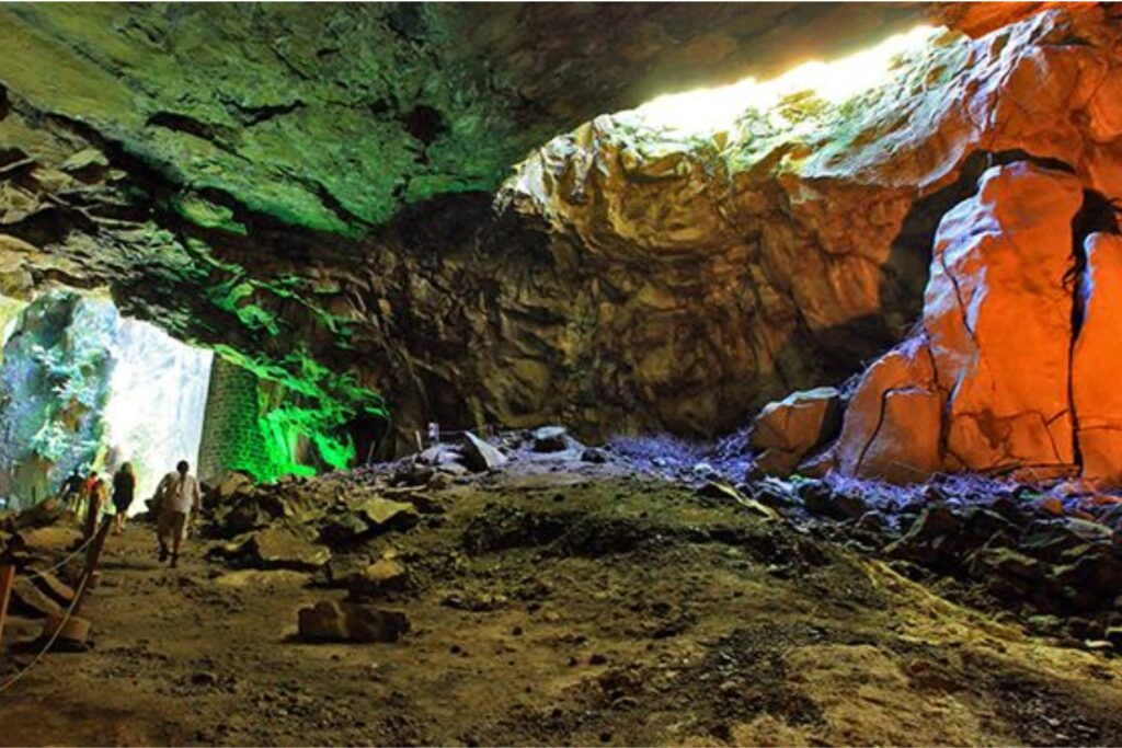 ¿Una cueva volcánica con lago interior? Descubre esta maravilla única en el mundo