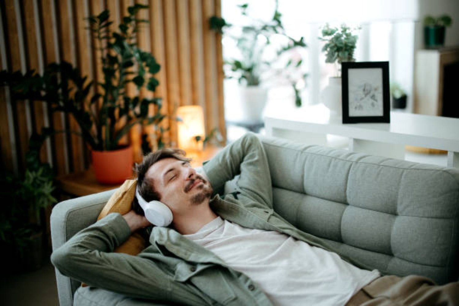 Cómo combatir el insomnio con canciones: descubre la lista ideal para dormir