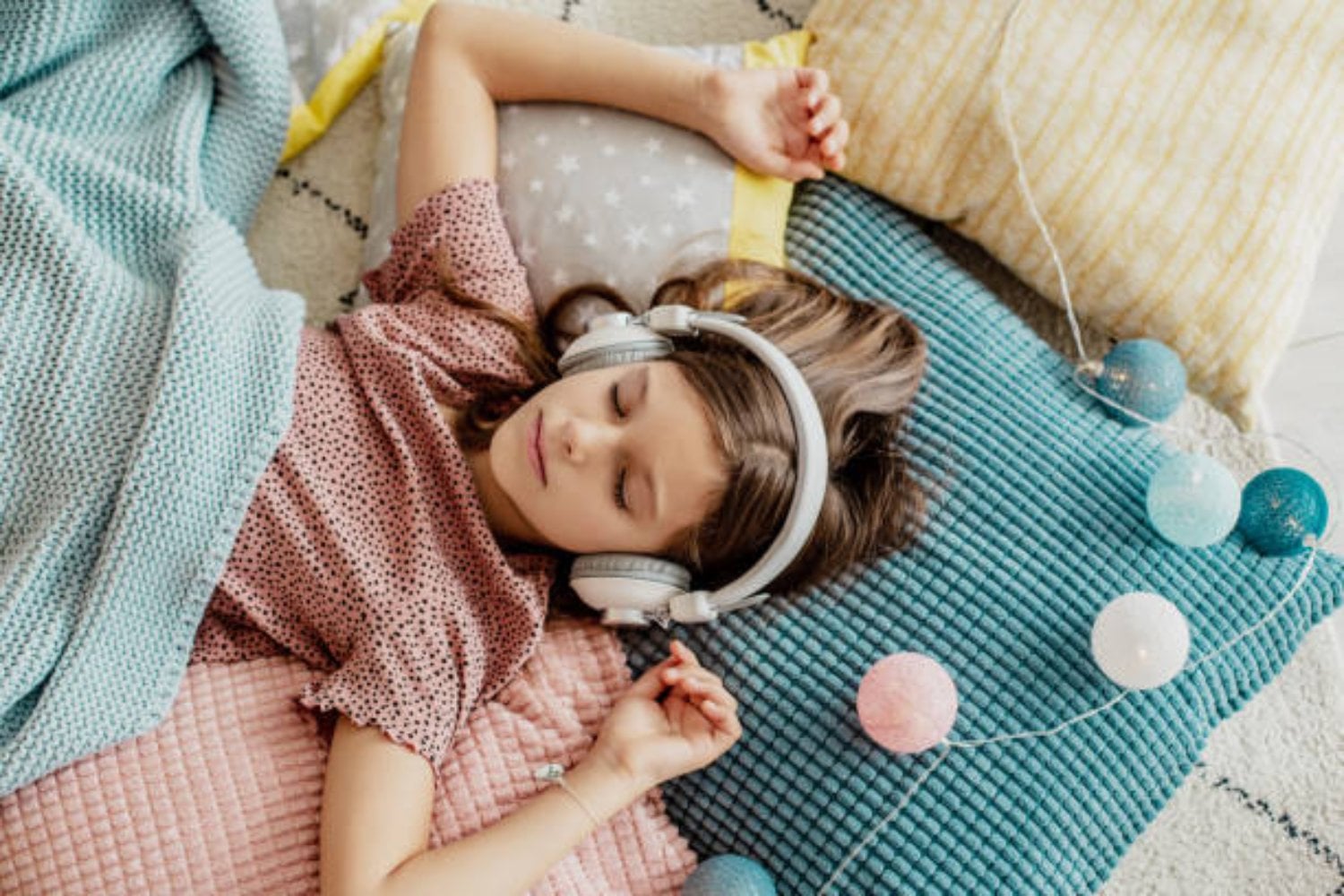 Cómo combatir el insomnio con canciones: descubre la lista ideal para dormir