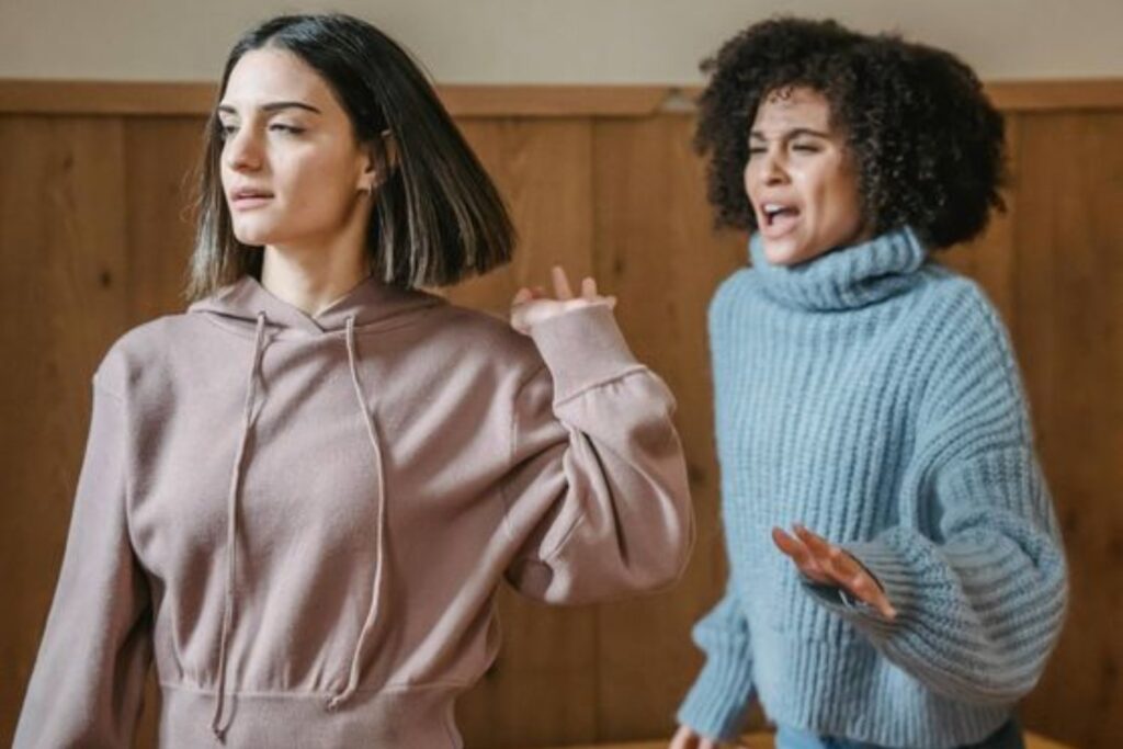 La frase que usan los inteligentes para terminar una discusión: La clave que lo cambia todo, según los psicólogos