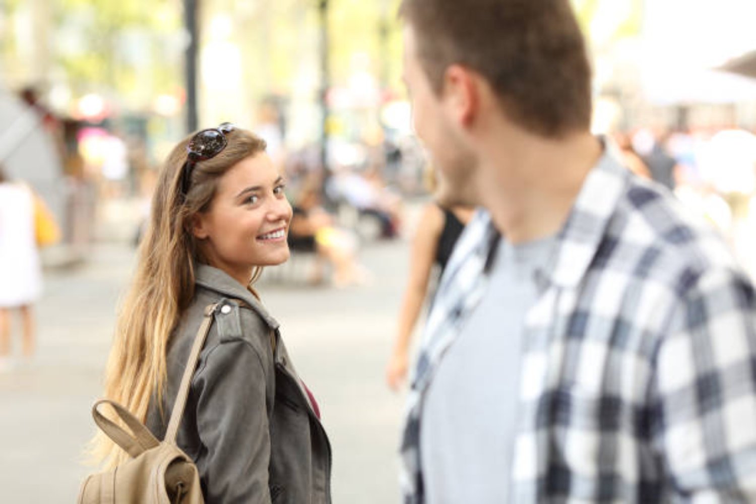 Cómo descubrir si alguien se siente atraído por vos: la señal que lo delata