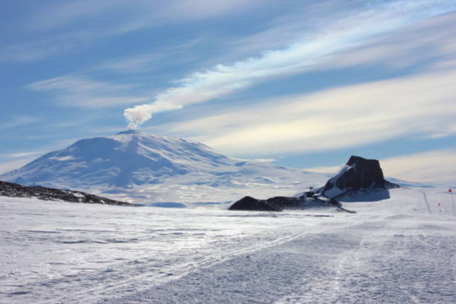 El volcán que escupe oro: Un fenómeno único en la Antártida