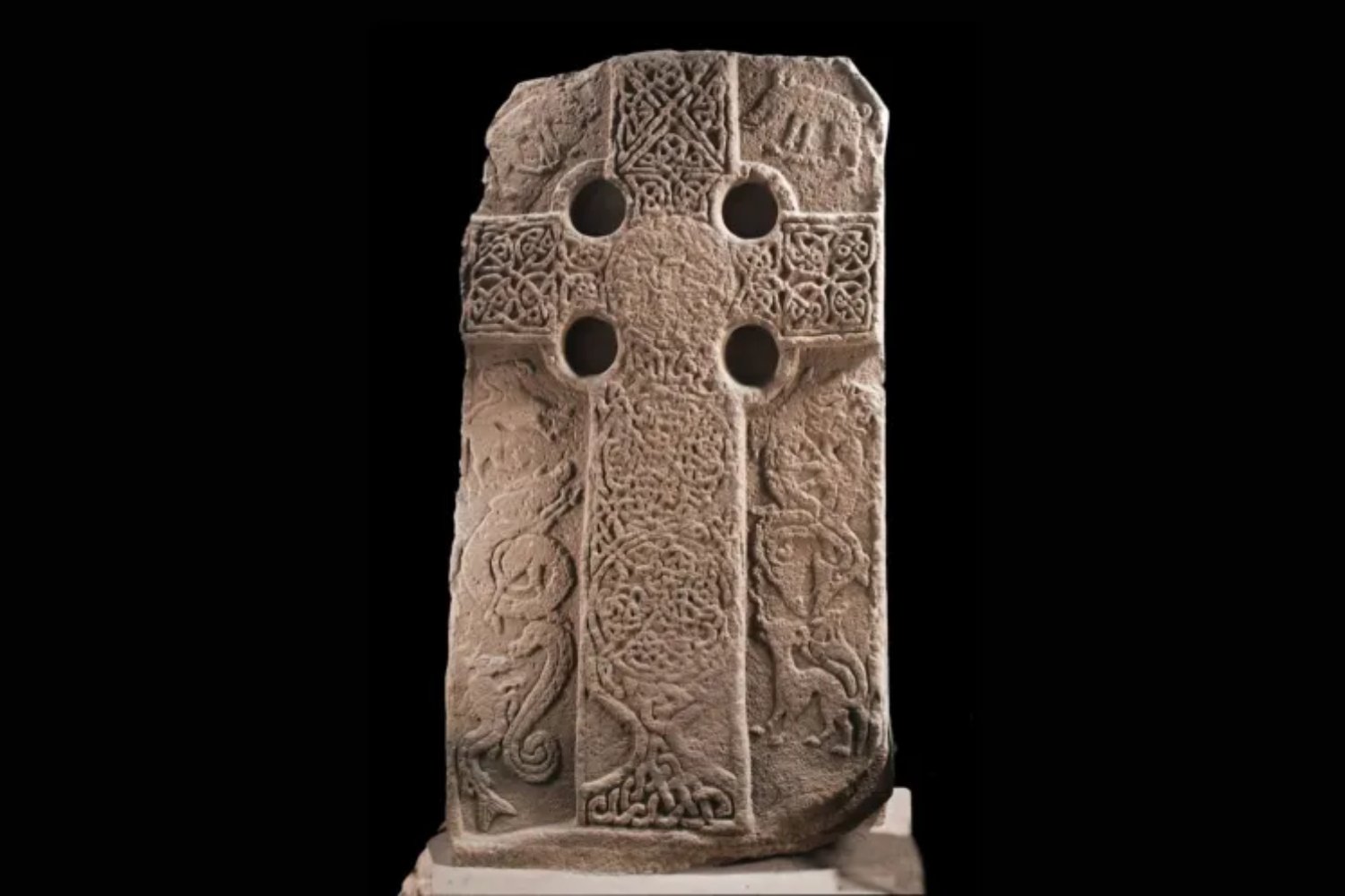 "Se te eriza el vello de la nuca": un raro artefacto picta desenterrado en Escocia reescribe la historia