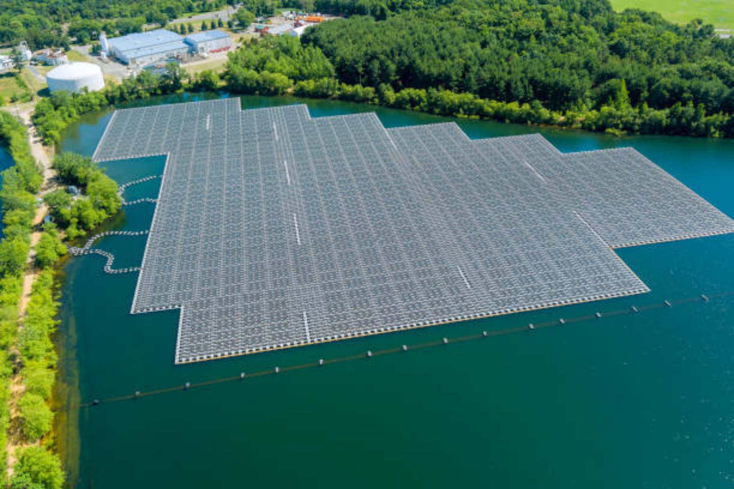 China lidera un ambicioso proyecto para cubrir el océano con paneles solares flotantes