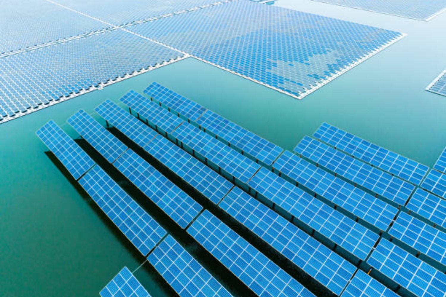China lidera un ambicioso proyecto para cubrir el océano con paneles solares flotantes