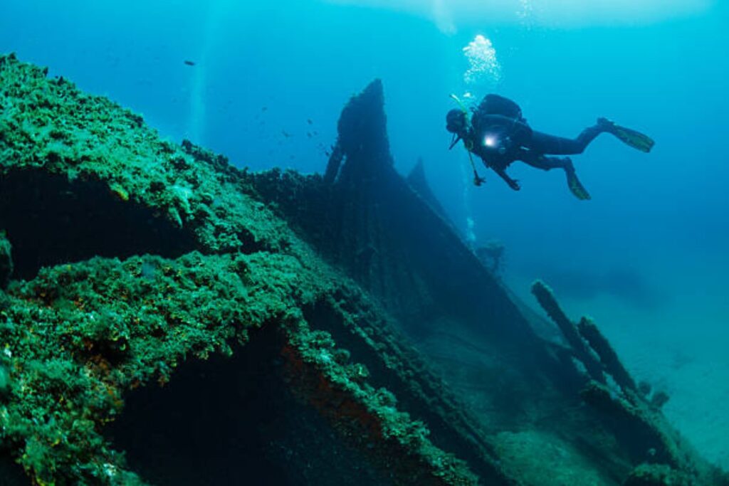 Hallan un naufragio de 2.500 años y anclas prehistóricas en la costa de Sicilia
