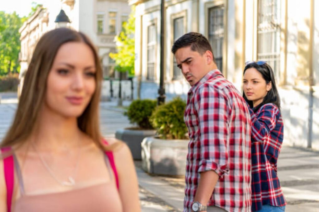 ¿Qué significa sentirse atraído por alguien más mientras estás en una relación?