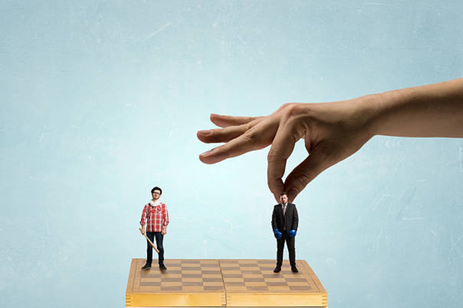 Cómo lidiar con las personas que intentan controlar todo lo que haces, según la psicología