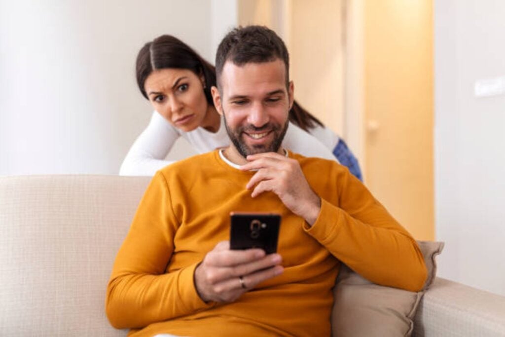 Cómo descubrir una infidelidad usando Spotify, según la psicología