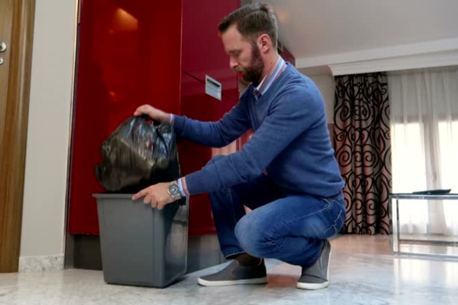 ¿Qué revela el hábito de posponer sacar la basura según la psicología?