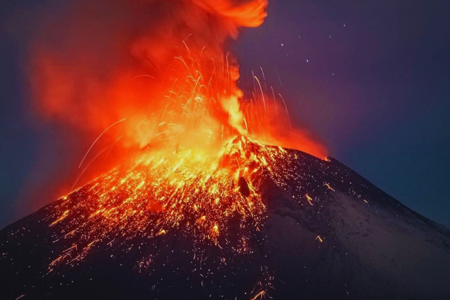 Este volcán despierta y ofrece una solución inesperada: El futuro de la energía con cenizas volcánicas