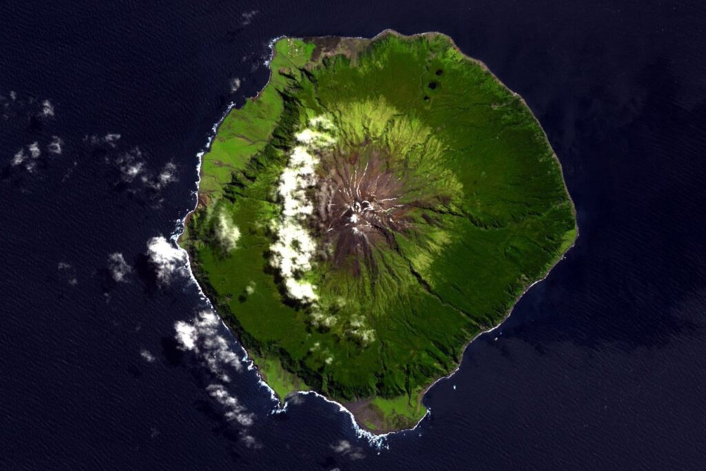 La isla más inaccesible: un lugar remoto con una historia sorprendente