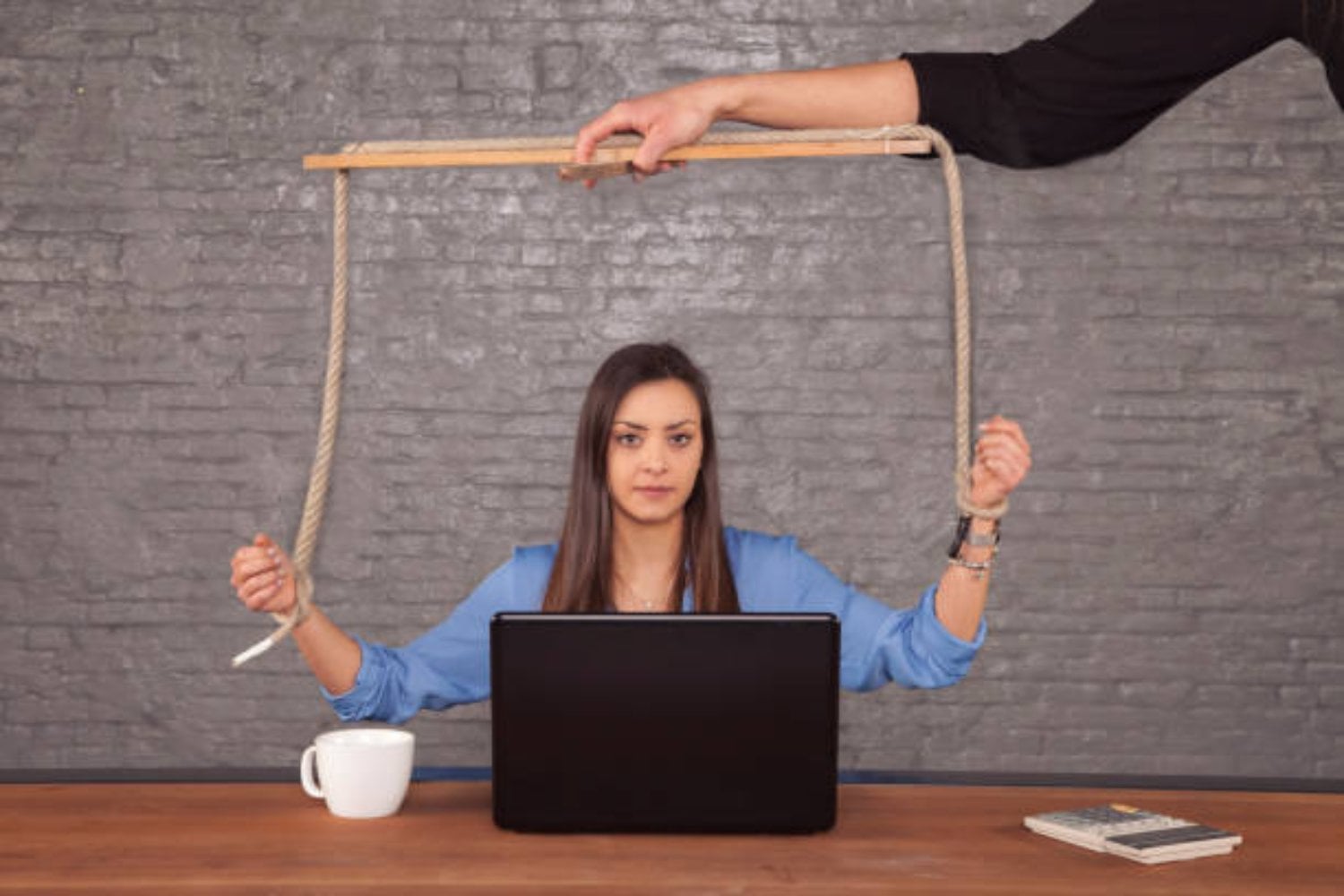 Cómo lidiar con las personas que intentan controlar todo lo que haces, según la psicología