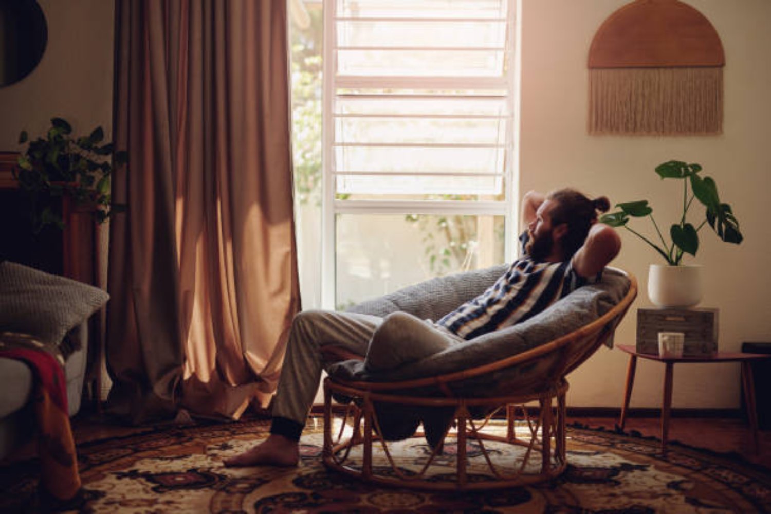 ¿Por qué algunas personas prefieren quedarse en casa los domingos? La psicología lo explica
