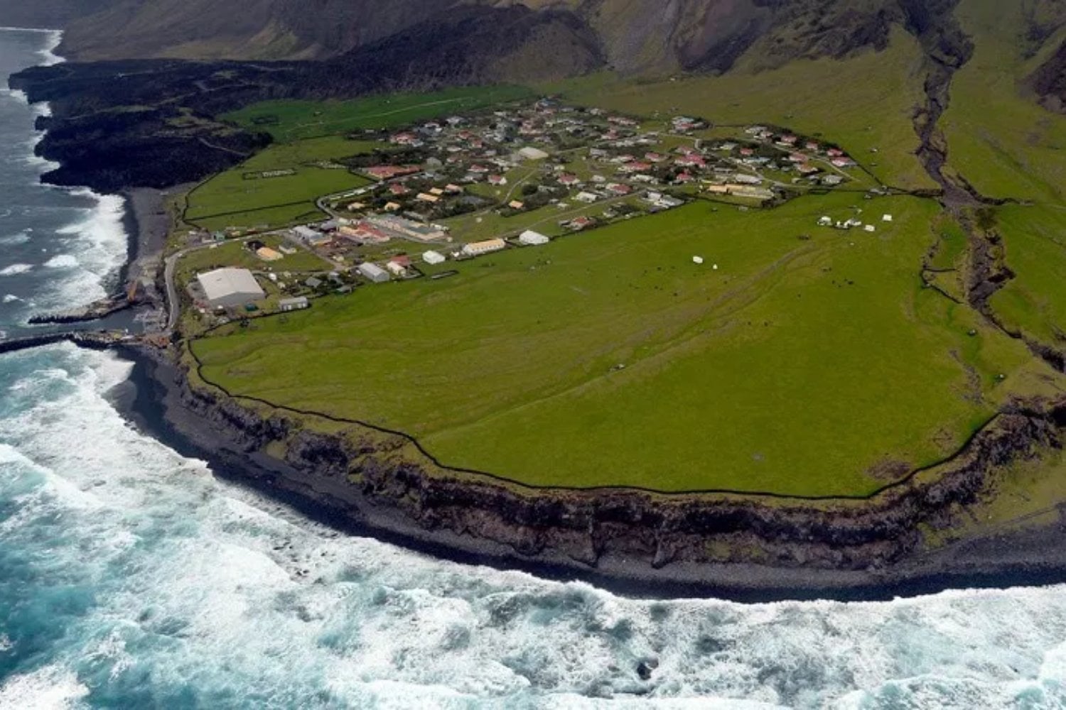 La isla más inaccesible: un lugar remoto con una historia sorprendente