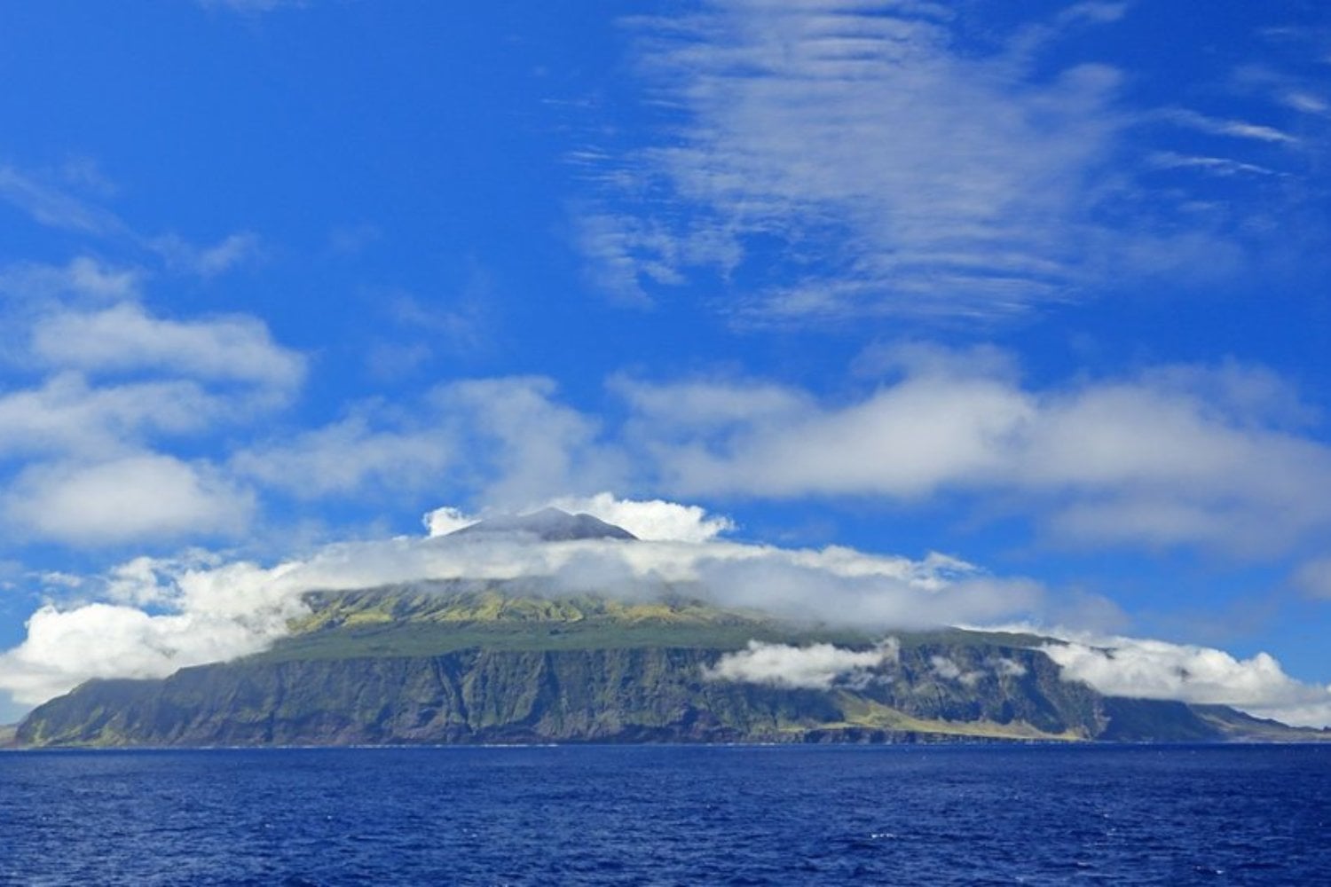 La isla más inaccesible: un lugar remoto con una historia sorprendente