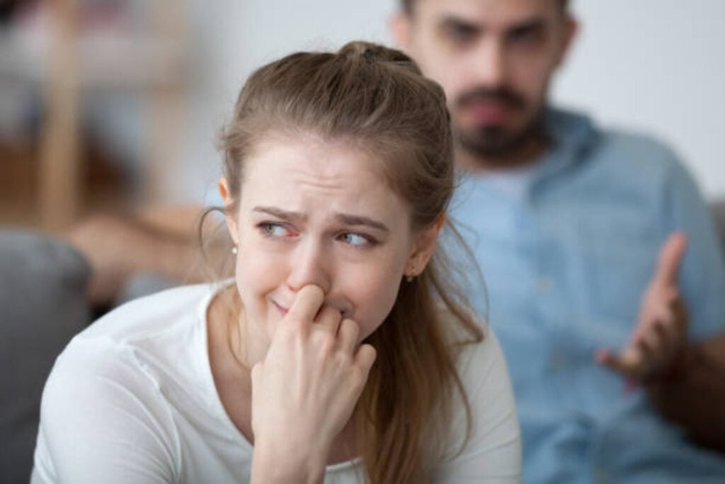 ¿Por qué algunas personas lloran durante una discusión? La explicación psicológica