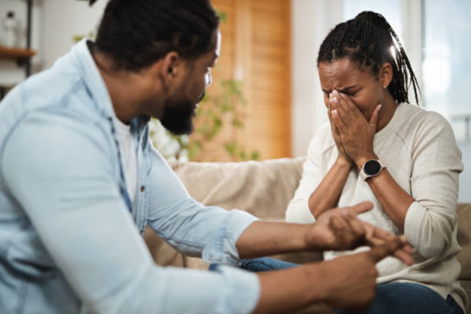 ¿Por qué algunas personas lloran durante una discusión? La explicación psicológica