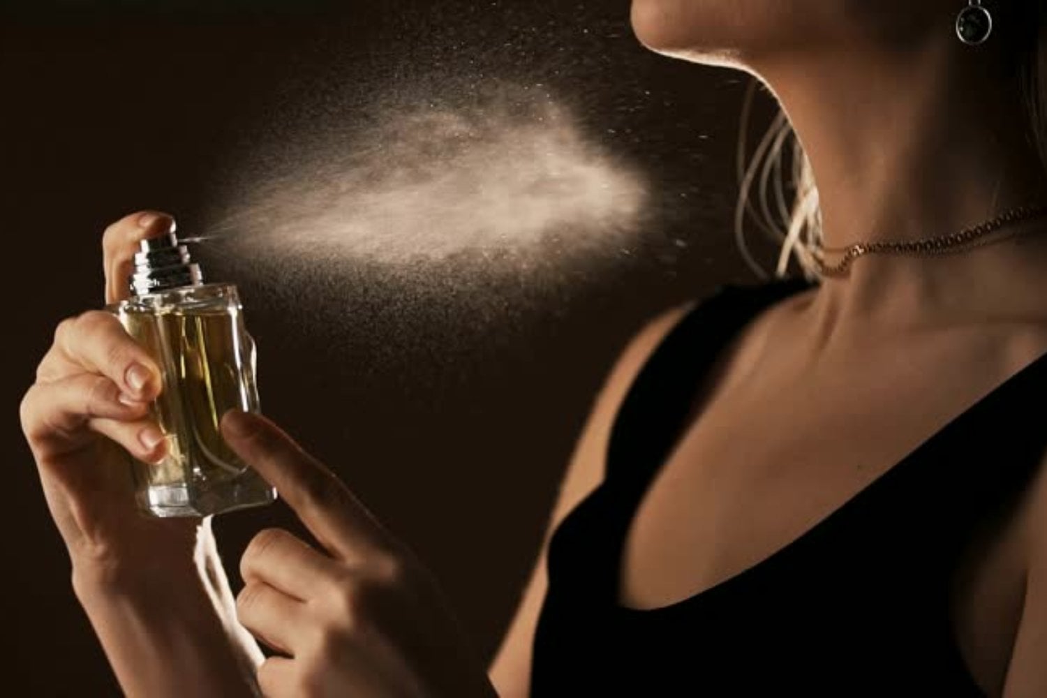 El significado de usar perfume diariamente, según la psicología