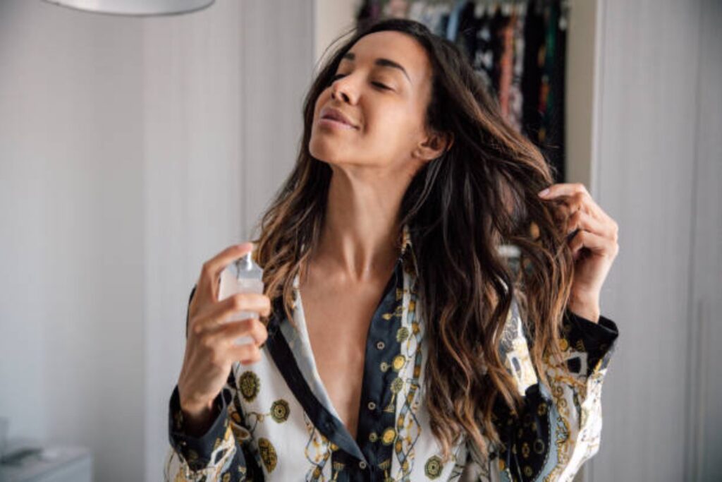 El significado de usar perfume diariamente, según la psicología