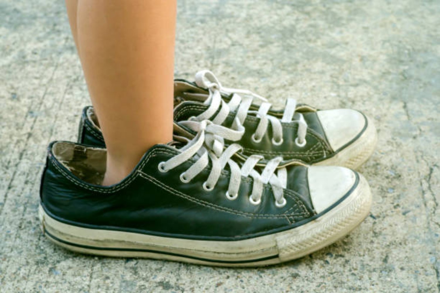 ¿Por qué los niños se ponen los zapatos de los adultos? Descubre su significado según la psicología