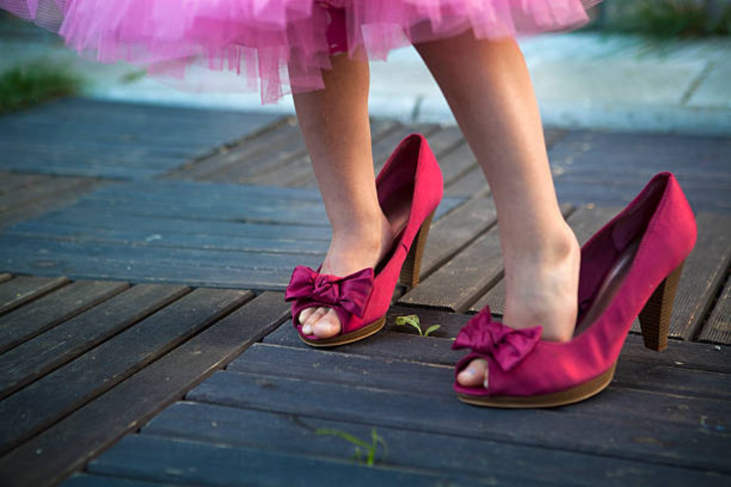 ¿Por qué los niños se ponen los zapatos de los adultos? Descubre su significado según la psicología
