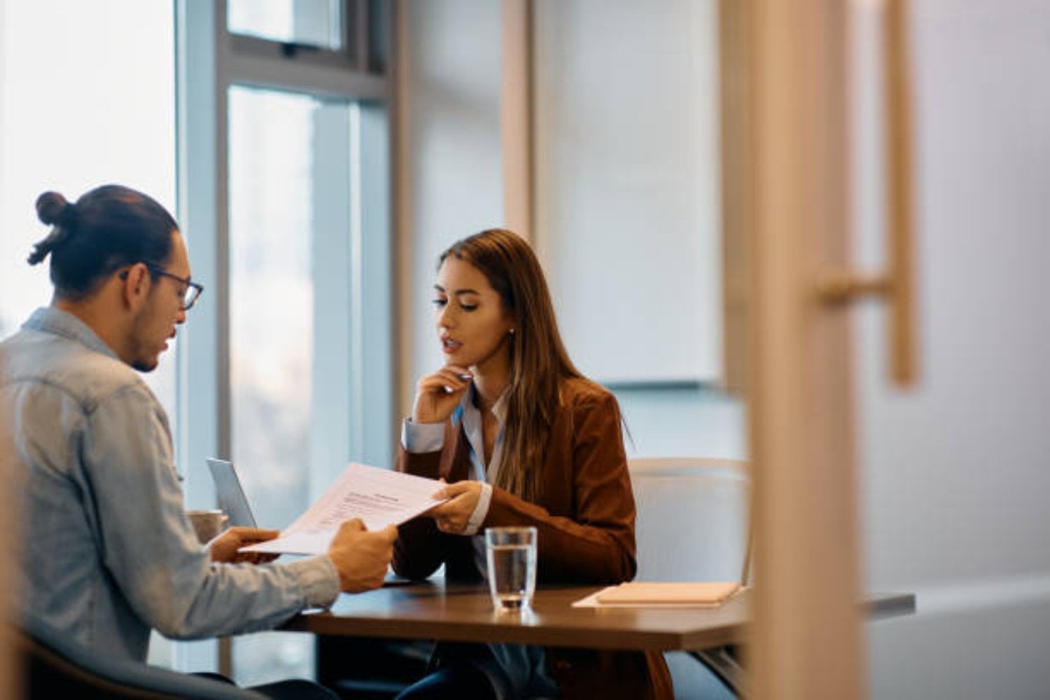 ¿Por qué te ofrecen un vaso de agua en una entrevista de trabajo?