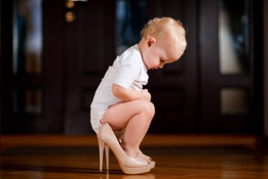 ¿Por qué los niños se ponen los zapatos de los adultos? Descubre su significado según la psicología