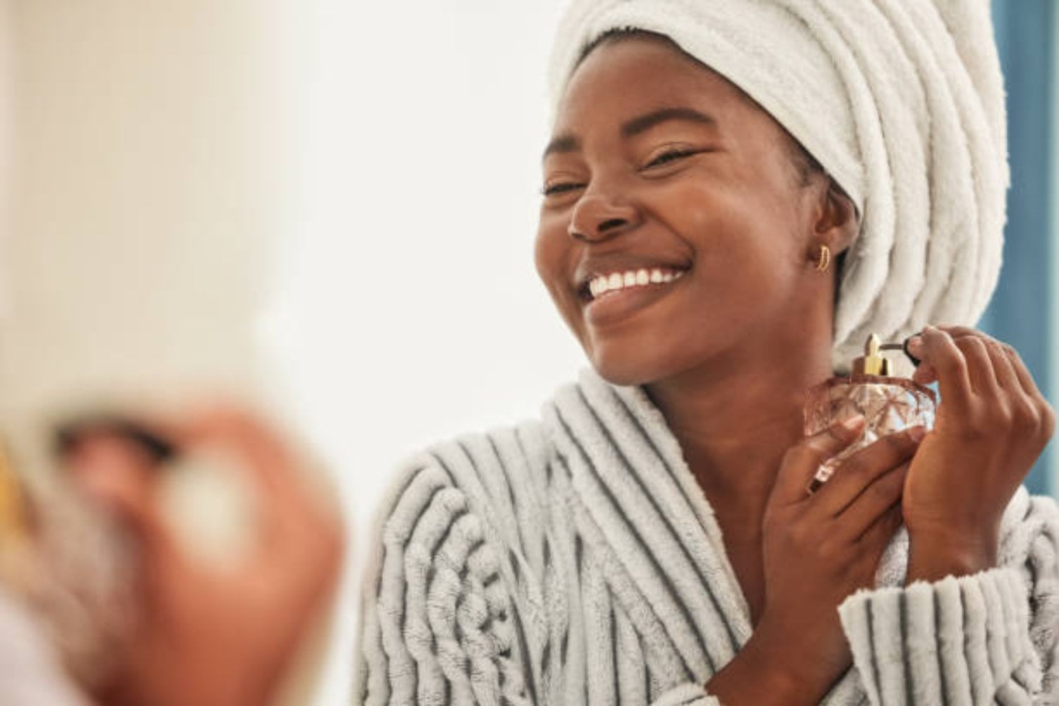 El significado de usar perfume diariamente, según la psicología
