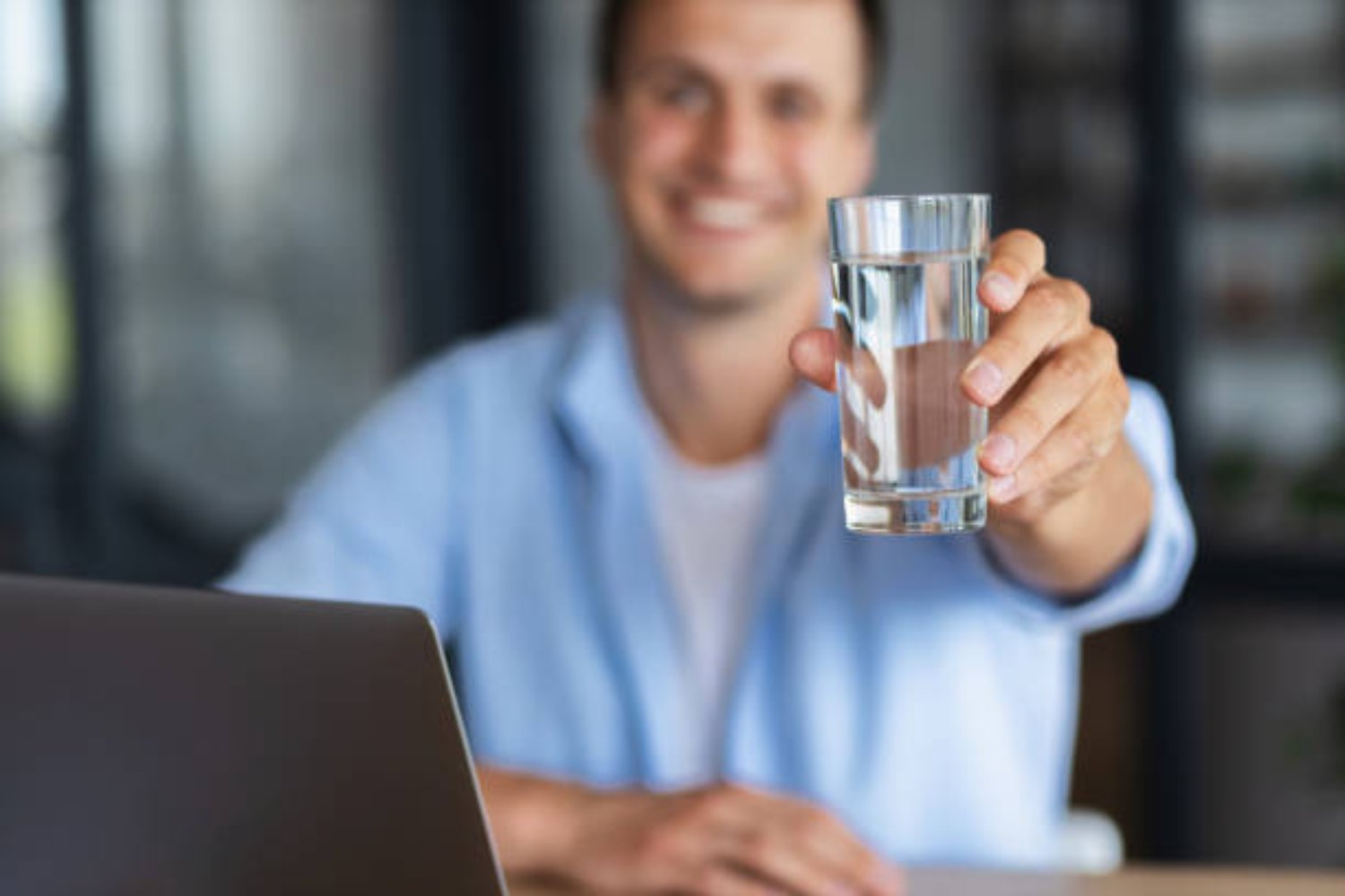 ¿Por qué te ofrecen un vaso de agua en una entrevista de trabajo?