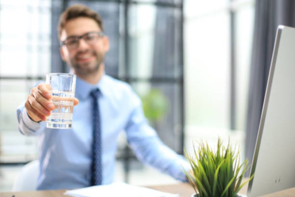 ¿Por qué te ofrecen un vaso de agua en una entrevista de trabajo?